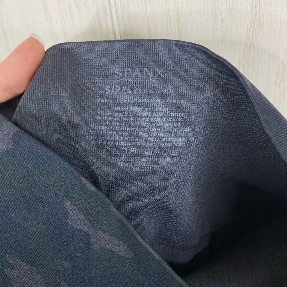 Spanx Leggings Women’s Black & Green Camouflage Pull-On Small Look at Me Now - Picture 4 of 4
